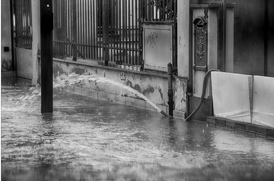 Moradores que tiveram casa inundada em enchentes serão indenizados por município